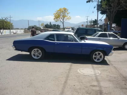 Chevy nova pintura en base color azul con perla  combinado con un gris aluminio extra grueso  sobre saliendo unos destellos espectaculares