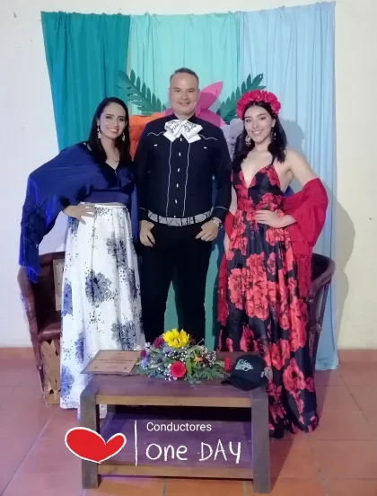 Dennis Valdovines Conductor de Eventos